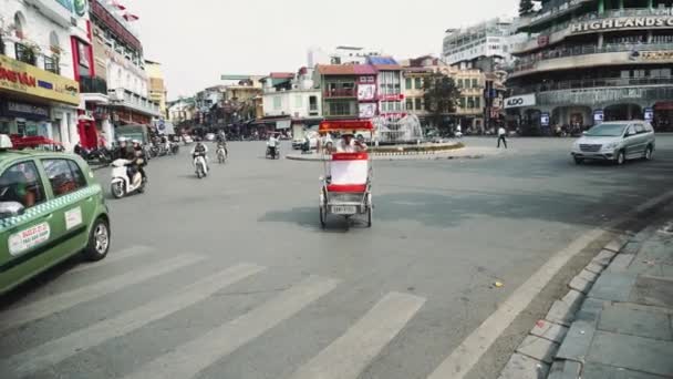 Moto passaggio del traffico attraverso la città vecchia, Hanoi Vietnam — Video Stock