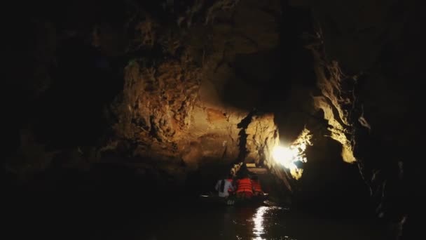 Βιετνάμ, Tam Coc, σπηλιά σπηλιά, επίσης γνωστή ως Halong Bay σε ορυζώνες, είναι ένα από τα φυσικά θαύματα του Βιετνάμ. Tam Coc σημαίνει στη μετάφραση Τρεις σπηλιές . — Αρχείο Βίντεο