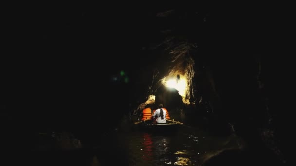Wietnam, Tam Coc, grota jaskini, znany również jako Halong Bay na polach ryżowych, jest jednym z naturalnych cudów Wietnamu. Tam Coc znaczy w tłumaczeniu Trzy jaskinie . — Wideo stockowe