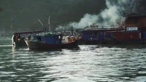 Halong Körfezi 'ndeki küçük tekneler. Kedi Ba. Vietnam — Stok video