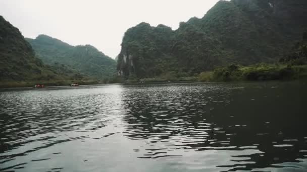 Lago de las montañas escénicas en la región de Ninh Binh de Vietnam — Vídeos de Stock