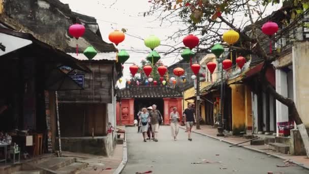 Hoi An, Vietnam. Street night view at Hoi En gammal stad historiska distrikt, UNESCO: s världsarv och en populär resmål, Vietnam. — Stockvideo