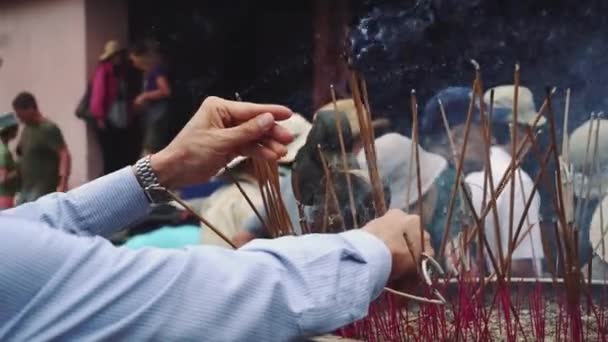Куріння в храмі у В "єтнамі.. — стокове відео