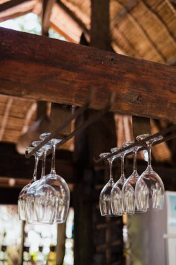 Restoranda temiz bardaklar muhafaza edilir.
