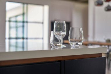 Boş bardaklar servis masasında.                           