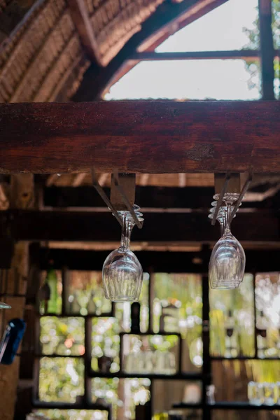 Restoranda temiz bardaklar muhafaza edilir.