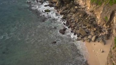 Denizde dalgalar tepeden geliyor.