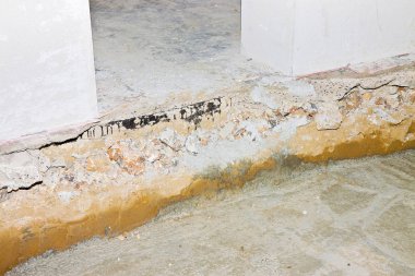 Hazırlık aşaması için eski bir tuğla binada havalandırılmış bir gezinme alanı inşaatı