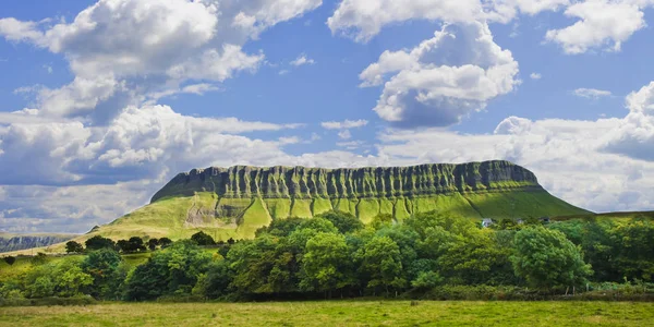 Typische Irische Landschaft Mit Dem Ben Zwiebelberg Der Wegen Seiner — Stockfoto