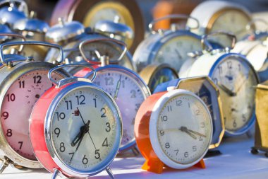 Eski renkli metal masa saatleri - konsept görüntü