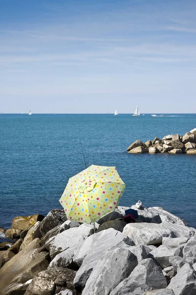 Ombrellone Colorato Contro Mare — Foto Stock