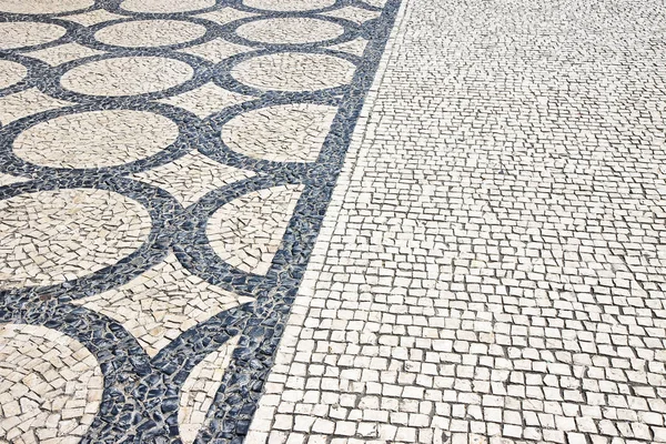 Typisch Portugiesischer Fußboden Aus Kleinen Stücken Aus Schwarzem Und Weißem — Stockfoto