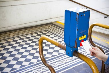 Eski Viyana metro demiryolu içinde renkli bir obliterator bir bilet ekleyerek kadın eli