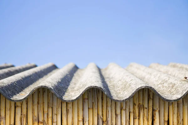 Azbestová Střecha Nad Stěnou Obraz Kopírovacím Prostorem — Stock fotografie