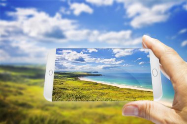 İrlandalı manzara Kuzey İrlanda (County Antrim - İngiltere) - 3d render ile Smartphone kavramı