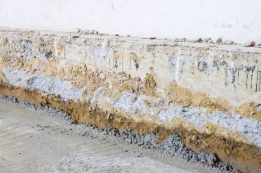 Hazırlık aşaması için eski bir tuğla binada havalandırılmış bir gezinme alanı inşaatı