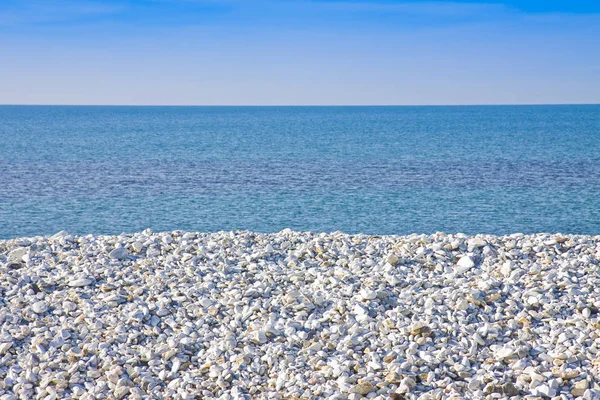 Expansión Grava Blanca Costa Del Mar Con Mar Tranquilo Fondo —  Fotos de Stock