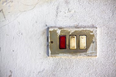 Bir beyaz alçı duvara eski metal anahtarı
