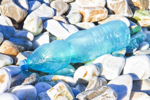 Lege Groene Plastic Fles Verlaten Kiezelstrand — Stockfoto