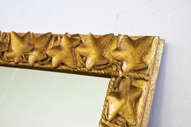 Oyma ve altın ahşap çerçeve ayrıntılarını 