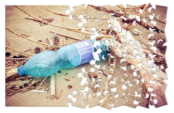 Lege Groene Plastic Fles Verlaten Het Strand Concept Afbeelding Jigsaw — Stockfoto