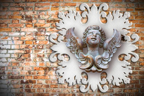 反对旧古典木制天使雕塑石膏框架 — 图库照片
