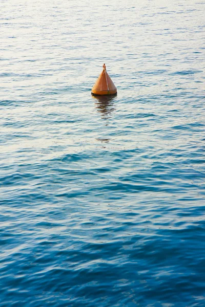 Bouy Vermelho Lago Calmo Imagem Conceito Com Espaço Cópia — Fotografia de Stock