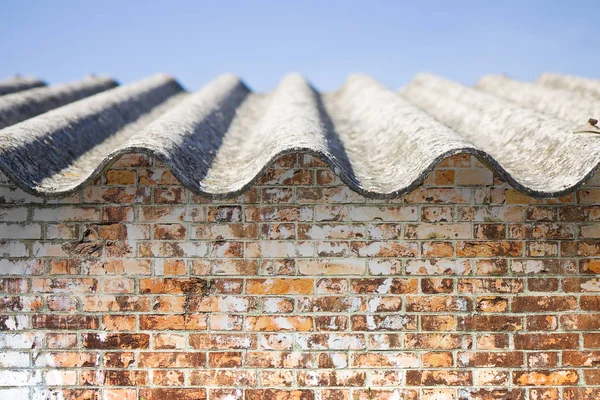 Asbestdach Über Einer Alten Ziegelwand Bild Mit Kopierraum — Stockfoto