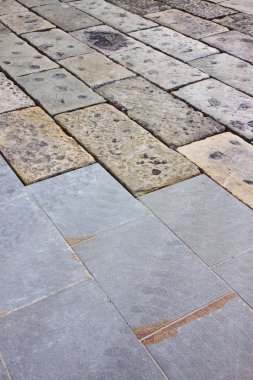 Restoratione eski bir taş ile yeni Parke Parke İtalyan bir yaya bölgesinde gri taş bloklarla yapılmış oyma