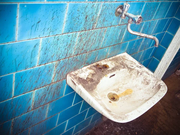 Стара Раковина Громадському Занедбаному Туалеті Тоноване Зображення — стокове фото