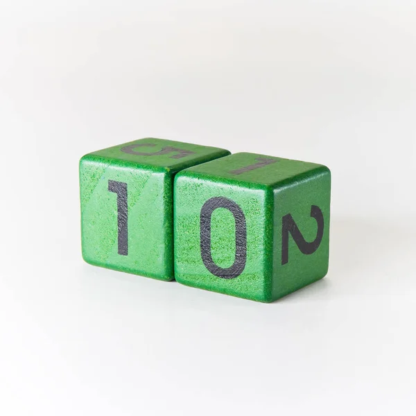 Número Dez Escrito Num Cubo Verde Madeira — Fotografia de Stock