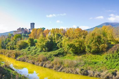 Vicopisano (İtalya - Tuscany - Pisa ünlü ortaçağ kalesinin panoramik fotoğraf)