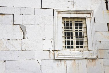 Taş duvar pencere ile derin çatlak - konsept görüntü arkaplan