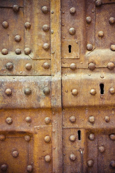 Porta Metal Fechada Velha Conceito Segurança Proteção Imagem Tonificada — Fotografia de Stock