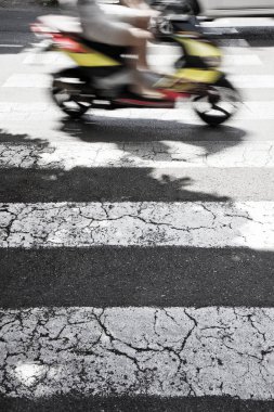 Siyah ve beyaz yaya geçidi ile bir scooter üzerinde arka plan