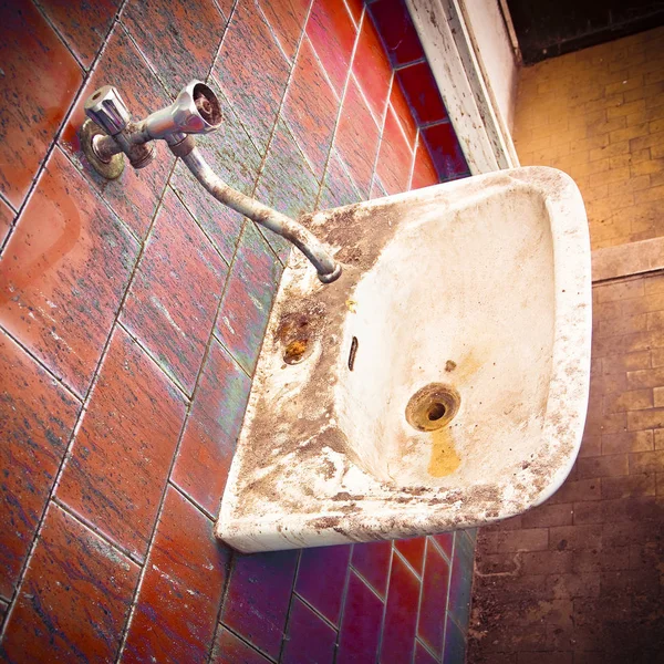 Fregadero Viejo Baño Público Abandonado Imagen Tonificada —  Fotos de Stock