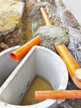 İtalyan inşaat sahasında montaj sırasında vida kapaklı beton rögar kapağı teftişi