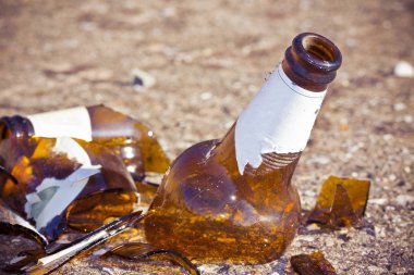 Paramparça bira şişesi yere dinlenme: alkolizm kavramı - tonlu görüntü kopya alanı ile
