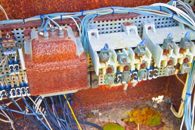 Terk edilmiş bir fabrika eski elektrik paneli