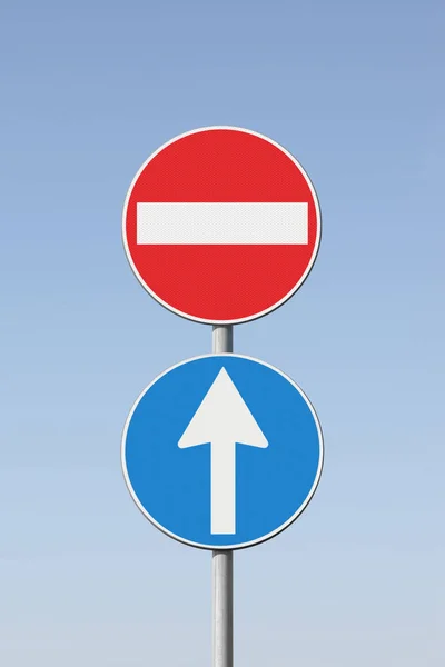 Концепція Контрастності Дорожніми Знаками Концептуальне Зображення Білому Фоні — стокове фото