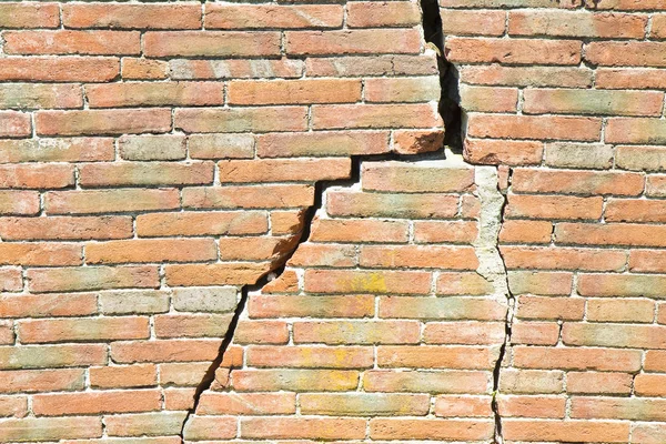 旧砖墙裂缝和破坏墙体与对角线裂缝 — 图库照片