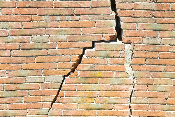 Parede Tijolo Velho Rachado Danificado Parede Com Rachadura Diagonal — Fotografia de Stock