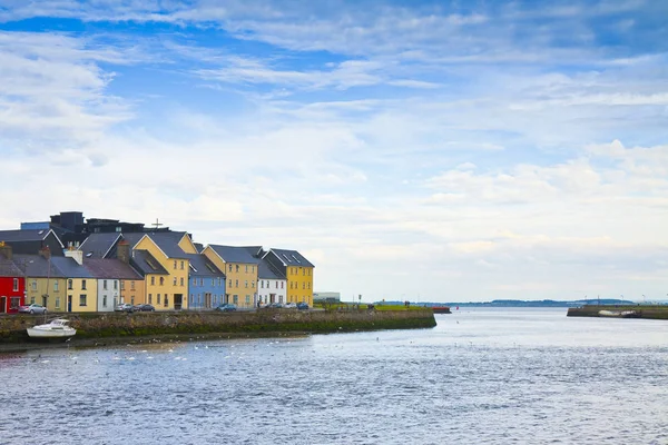 屋根面の傾斜と典型的な着色された漁師の家でアイルランドの海岸の風景 ゴールウェイ アイルランド — ストック写真