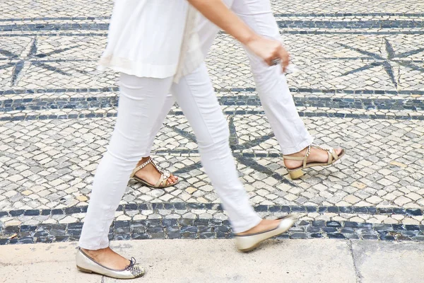 Две Женщины Идущие Типичной Португальской Улице Вымощены Маленьким Камнем Португалия — стоковое фото