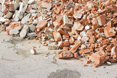 Beton ve tuğla moloz enkaz bir tuğla bina yıkılması sonra inşaat sitesinde