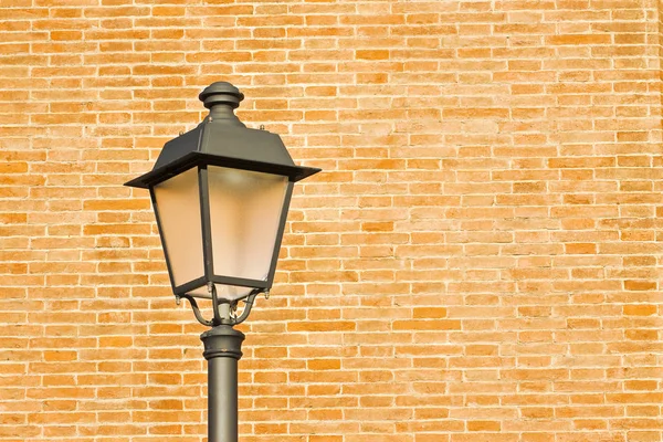 Italiaanse Straatlantaarn Van Negentiende Eeuw Tegen Een Bakstenen Muur Afbeelding — Stockfoto