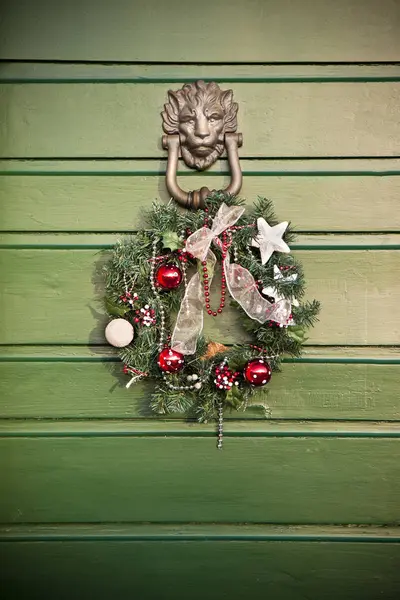 Guirnalda Festiva Navidad Colgando Una Vieja Puerta Madera — Foto de Stock