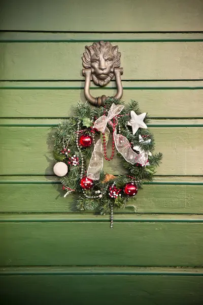 Guirnalda Festiva Navidad Colgando Una Vieja Puerta Madera —  Fotos de Stock