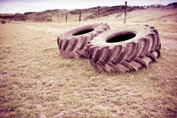 一对大型拖拉机的轮胎被拆除 留在意大利乡村公路上 — 图库照片