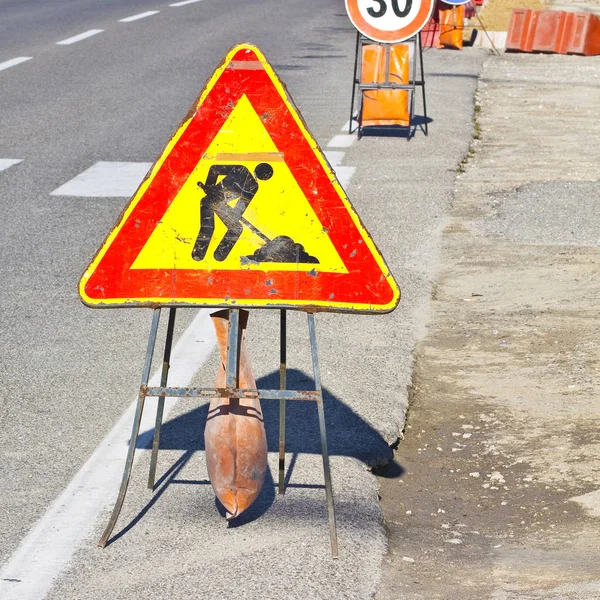 Bouwplaats Asfalt Weg Met Gele Rode Verkeersbord — Stockfoto